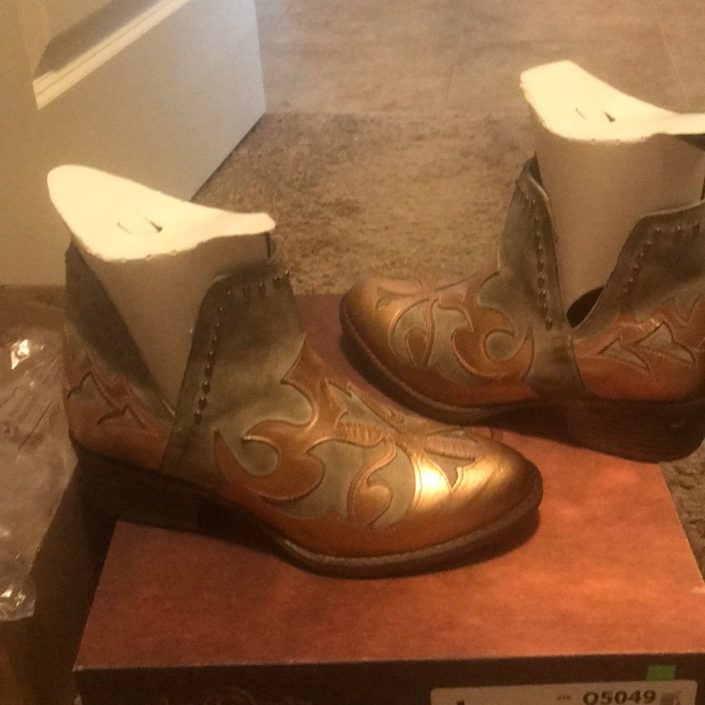 Boots - Picture 4 of 5